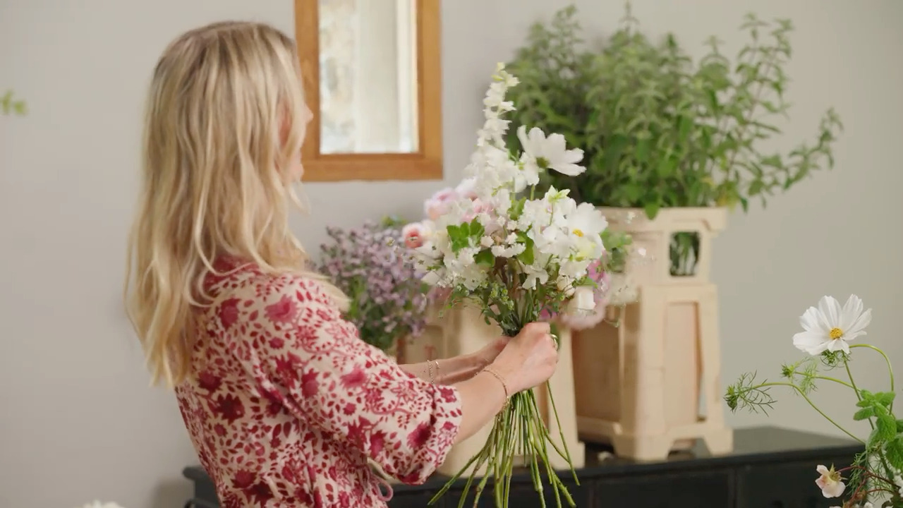 A romantic bridal bouquet - Part 2 - The hand-tied technique