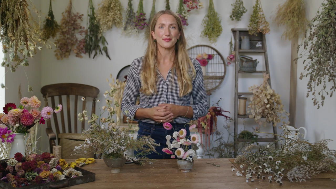 Displaying dried flowers in vessels - Part 3: Creating displays using a frog pin