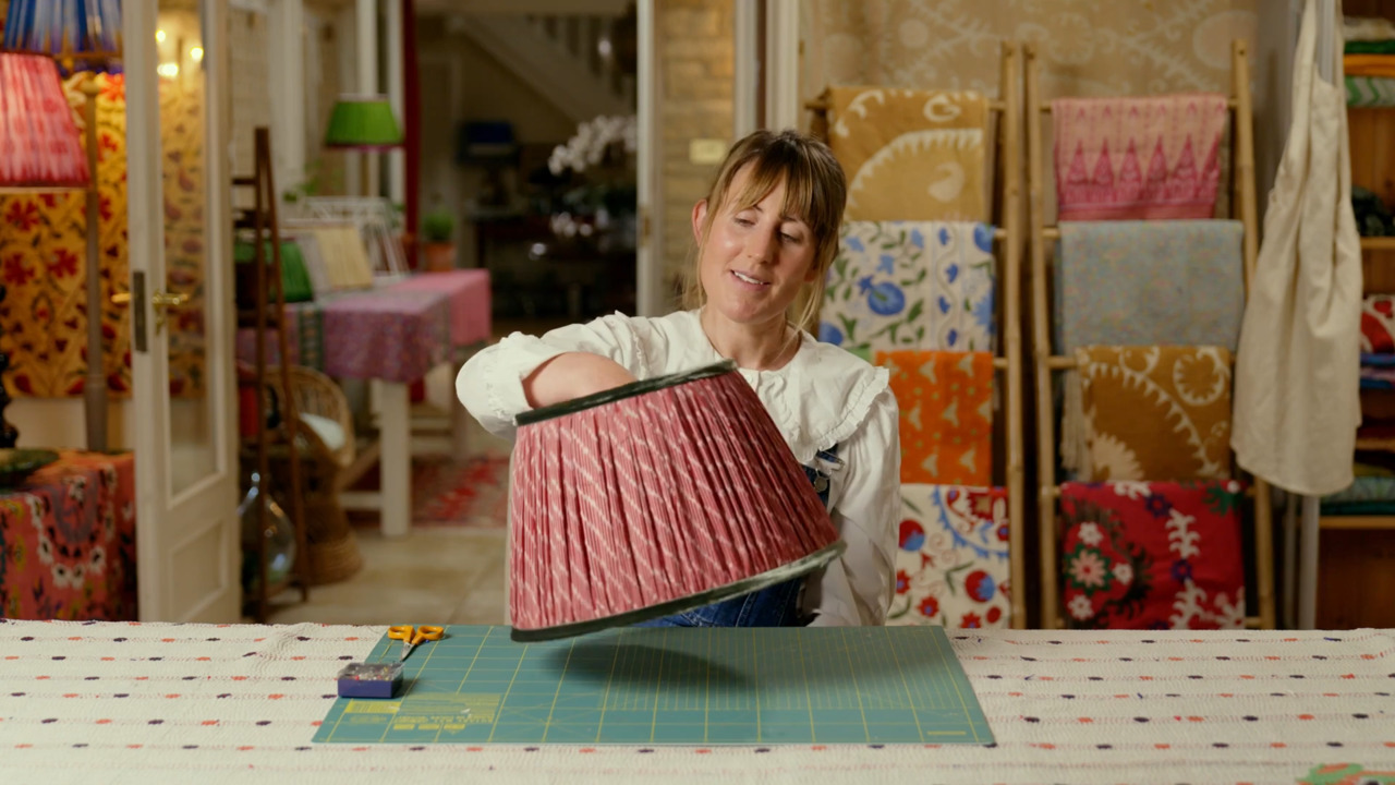 A gathered lampshade with velvet trim - Attaching the trim