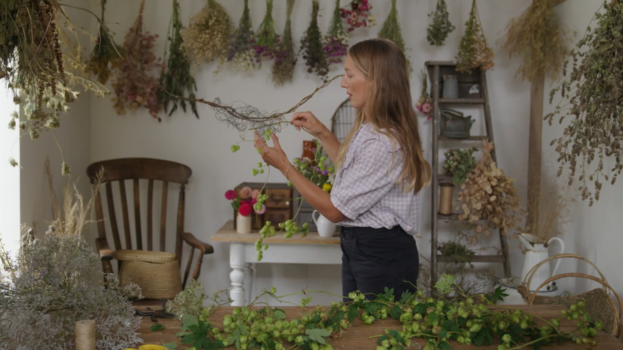 A hanging flower cloud - Part 2: The mechanics and structure