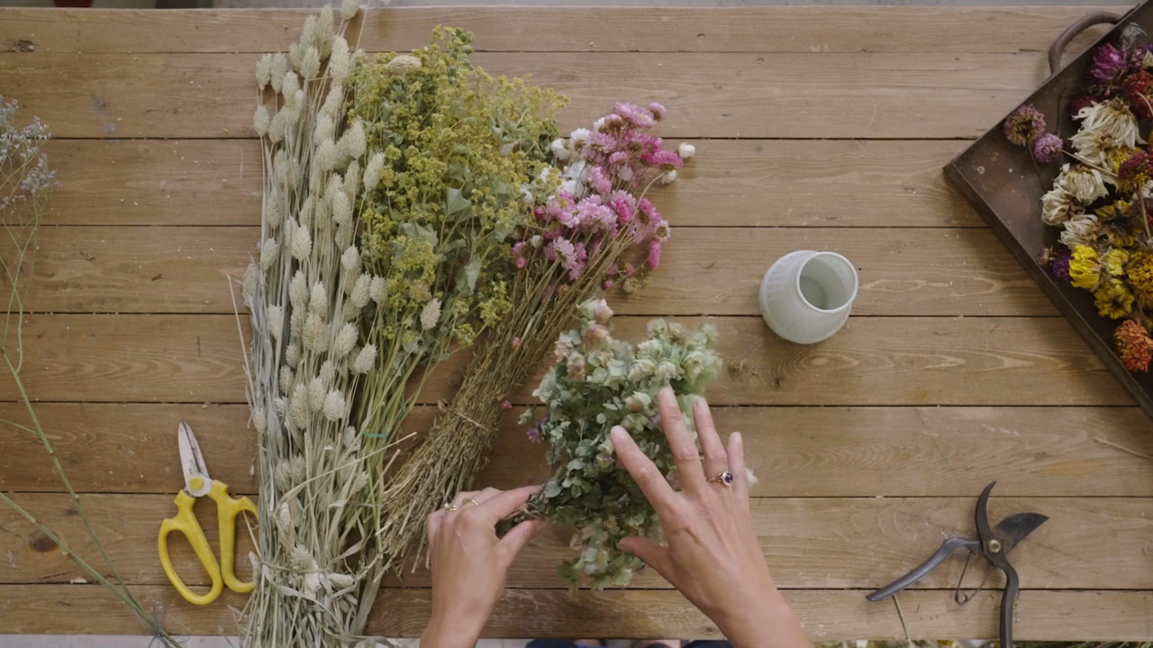 Displaying dried flowers in vessels - Part 2: Creating a colourful display