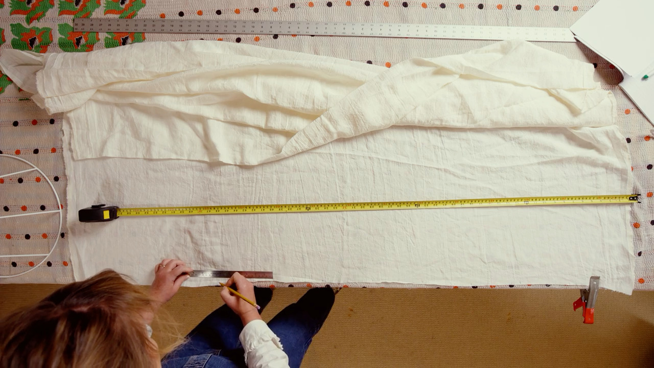 Measuring and cutting the lining fabric