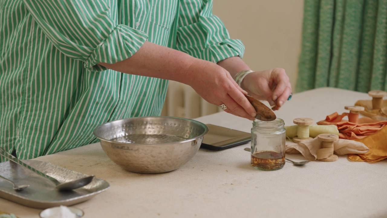 Dyeing the ribbons with brazilwood
