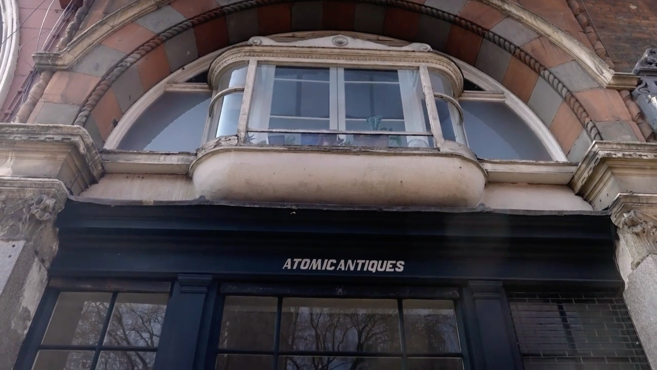 Sourcing furniture on location - Atomic