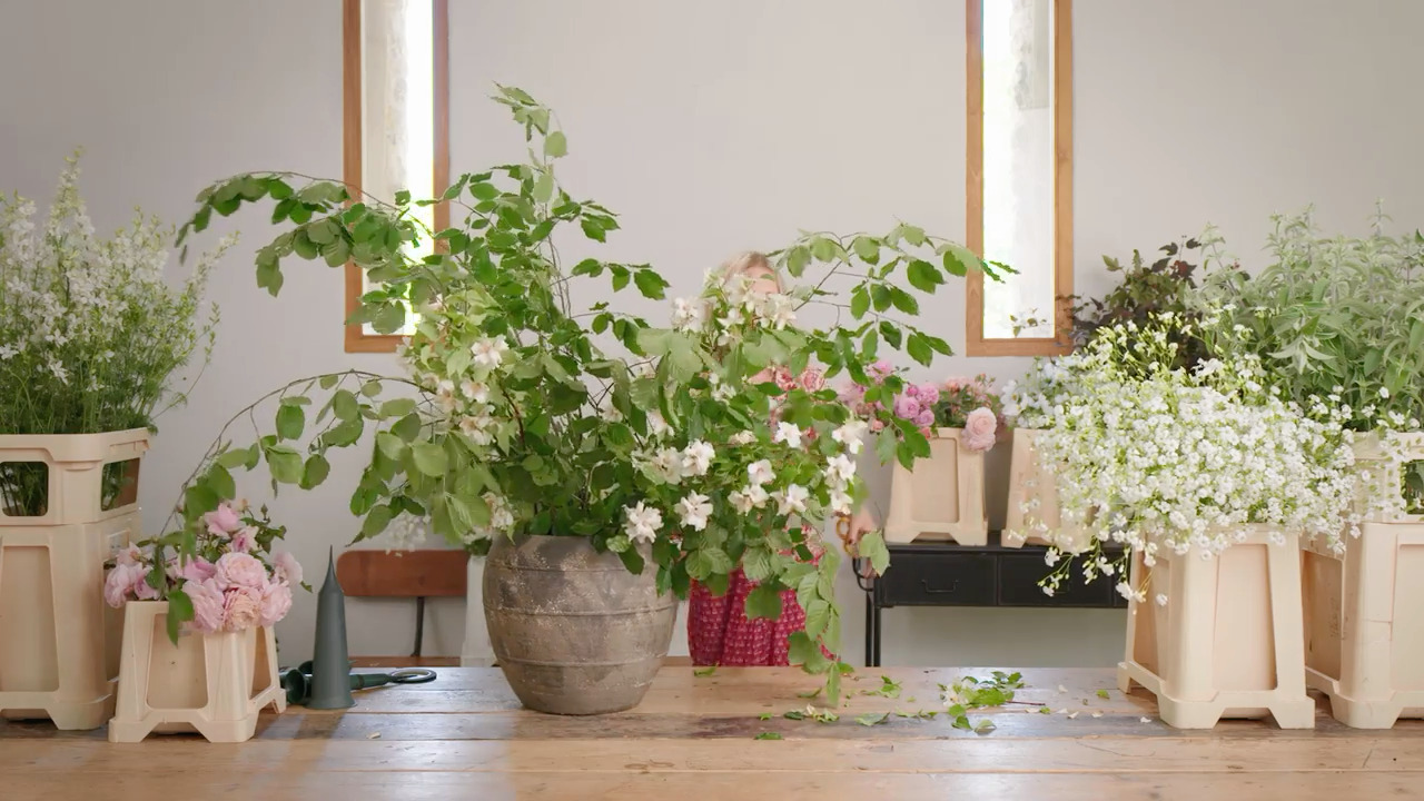 A show-stopping urn arrangement - Part 1 - Creating structure