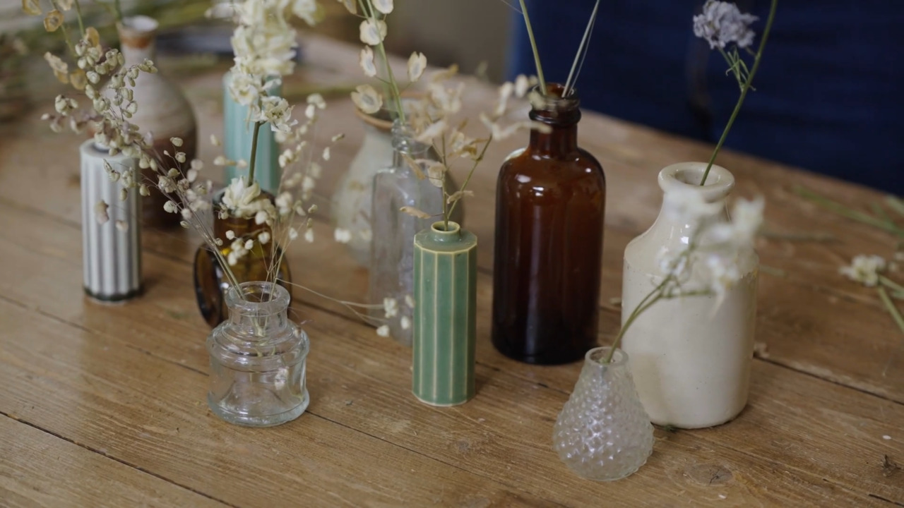 Displaying dried flowers in vessels - Part 1: Single varieties in beautiful vases