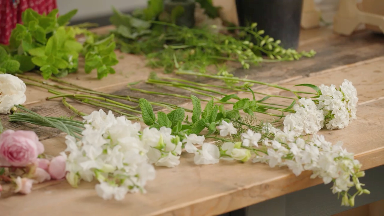 A romantic bridal bouquet - Part 1 - Designing and preparing the bouquet