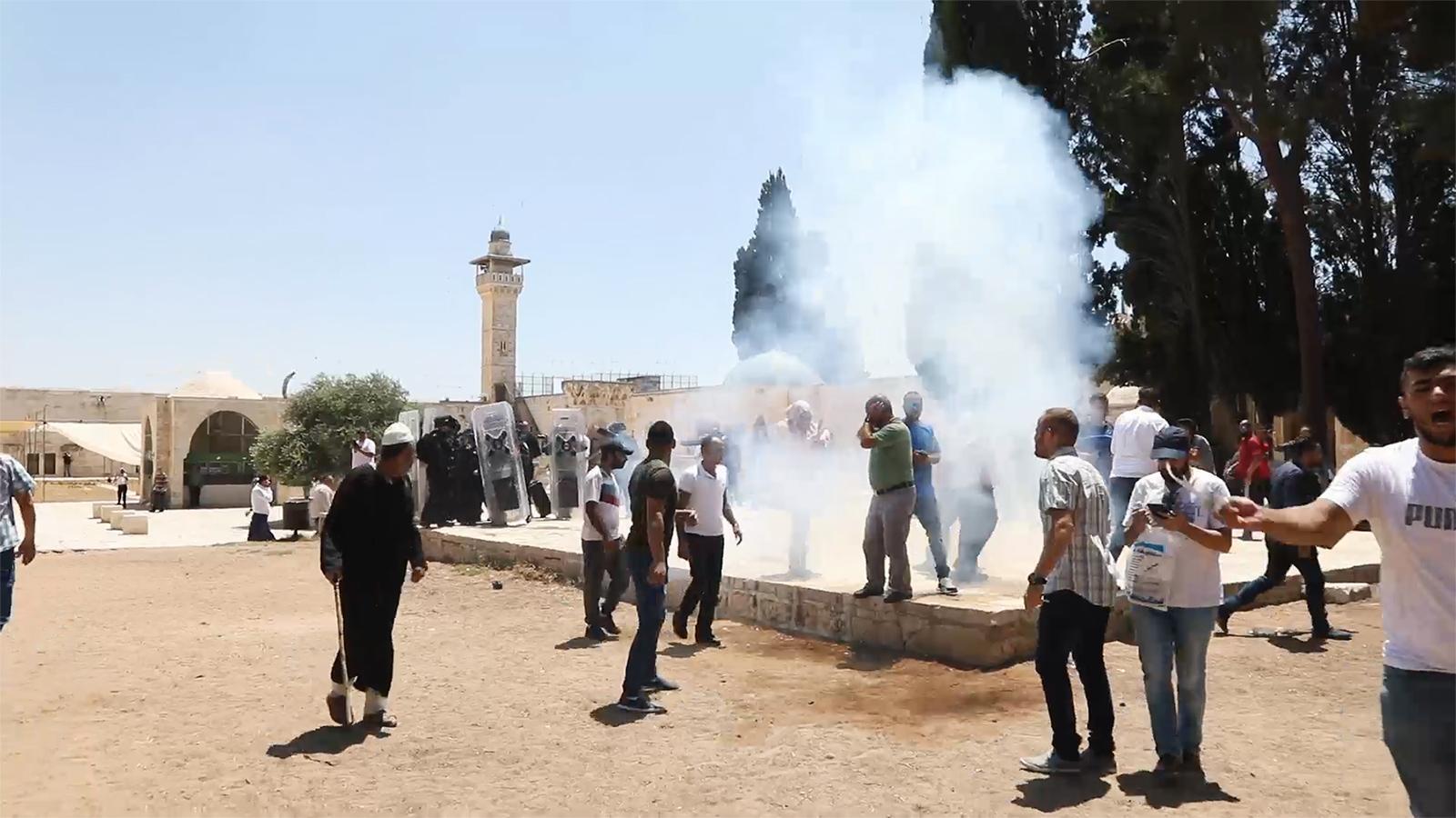 انتهاء حصار الأقصى والمقدسيون يدخلونه مكبرين