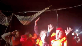 مشاهد لاقتحام القوات الإسرائيلية لأحد قوارب أسطول الصمود الموجود في المياه الدولية