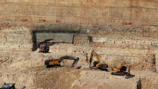 الجزيرة ترصد بدء أعمال حفر لمشاريع استيطانية بالضفة والقدس