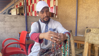 بائع عقود من حجر