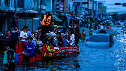 Thai capital flooding: Police help evacuate thousands of people from homes