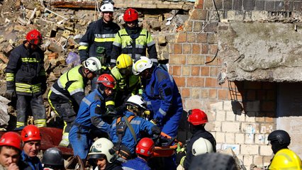 Diversi morti, decine di feriti in un attacco missilistico e di droni russi contro Kiev in Ucraina