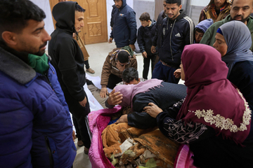 Serangan Israel di seluruh Jalur Gaza: Anak-anak termasuk di antara setidaknya 12 warga Palestina yang tewas.