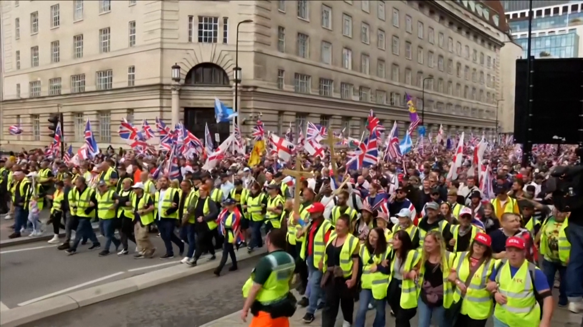Clashes in London as 110,000 join far-right rally against immigration |  Protests News | Al Jazeera