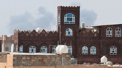 Yemeni govt strikes Sanaa airport to prevent Iranian plane from landing