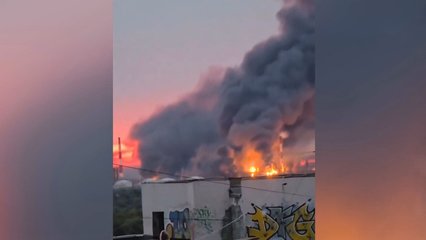 Mosca afferma che decine di droni ucraini sono stati abbattuti; Colpite le raffinerie di petrolio russe