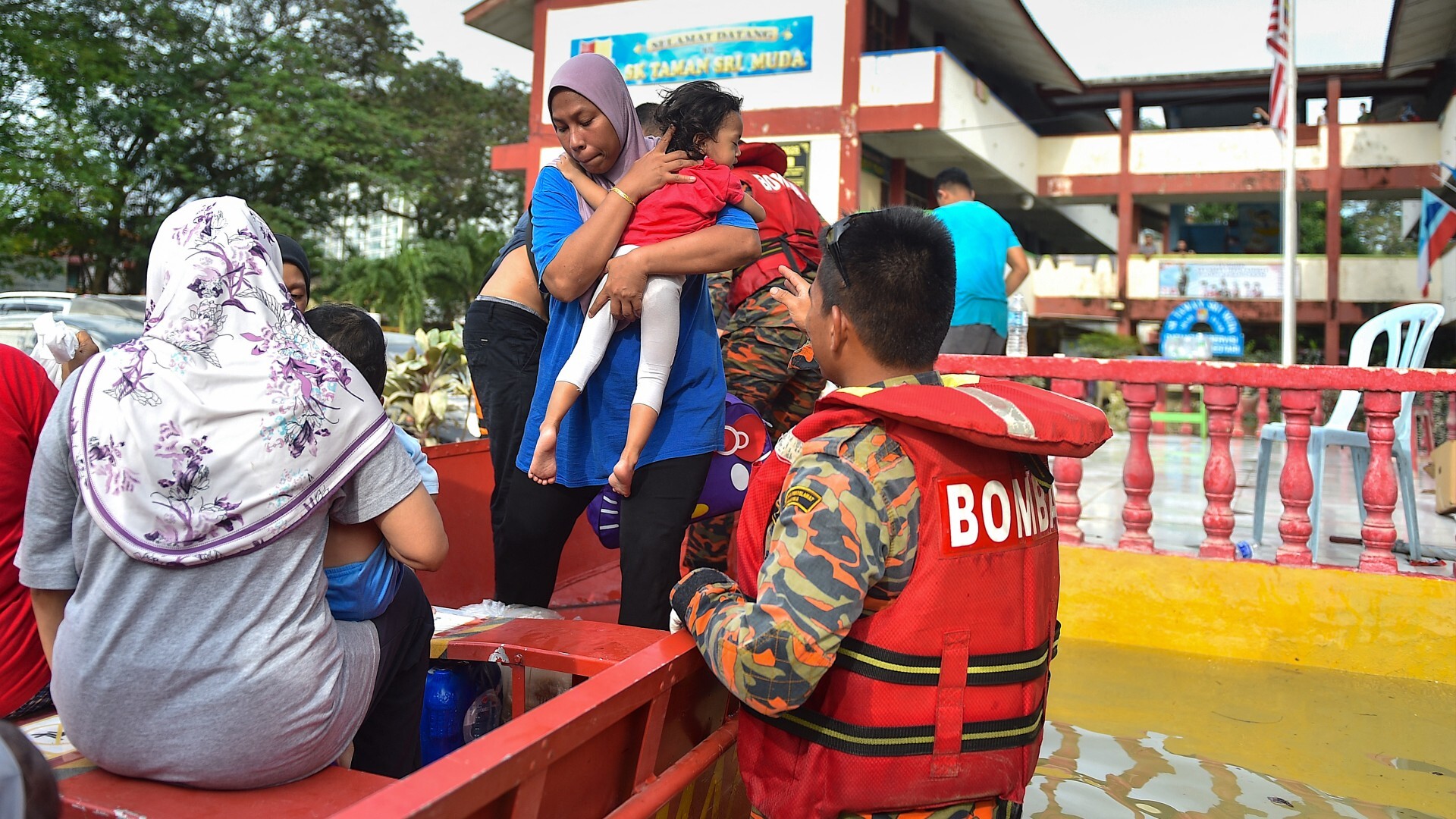 Death toll from Malaysiau2019s worst floods in years rises to 27