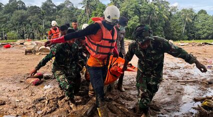 Indonesia floods death toll rises to 442 as people hunt for food and water