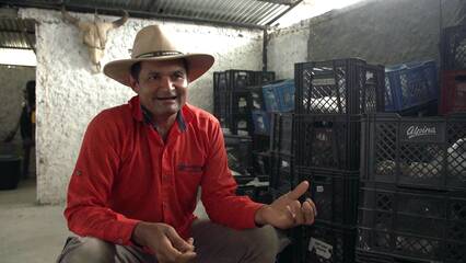 Colombian farmer-turned-fossil hunter builds desert museum against all odds