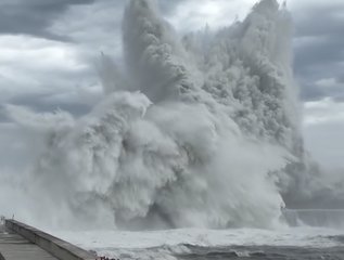 Typhoon Champi unleashes huge waves along Taiwan’s coast
