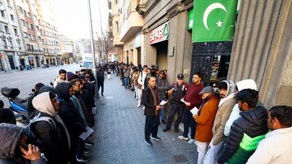 Spain immigration: Hundreds queue for government residency scheme
