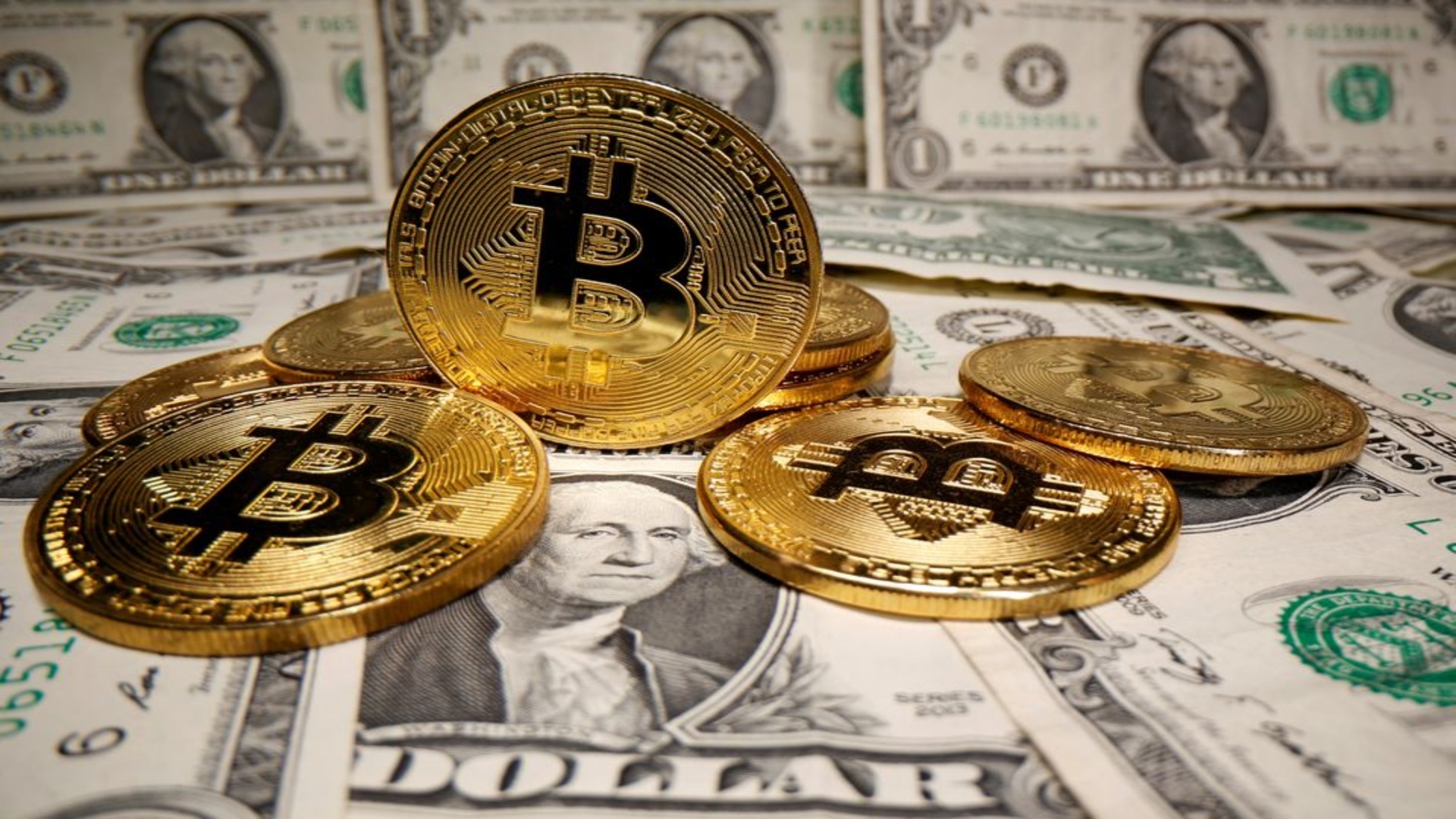 Bitcoin a depășit pragul de 30.000 de dolari, pentru prima oară în istoria sa