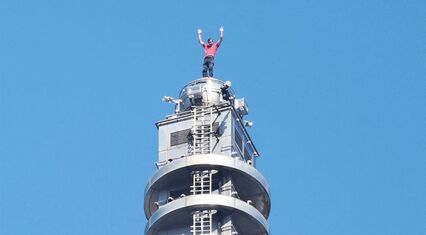 US climber Alex Honnold scales Taipei 101 skyscraper in free solo climb