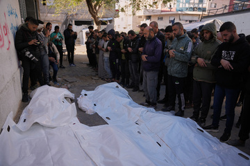 Israeli soldiers fire over yellow line: Attack kills at least six Palestinians in Gaza city