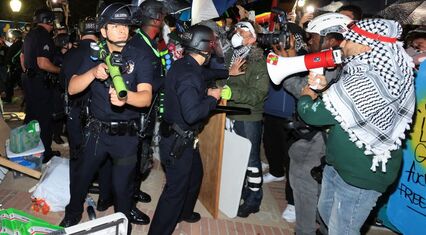 UCLA Campus standoff: Police attempt to disperse anti-war solidarity encampment