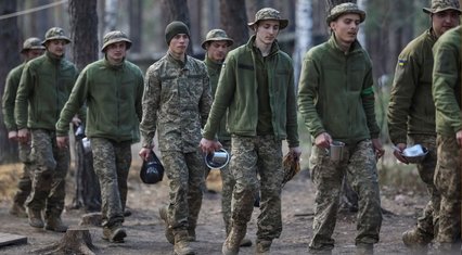 Ukraine offers cash incentives to lure young recruits amid troop shortages