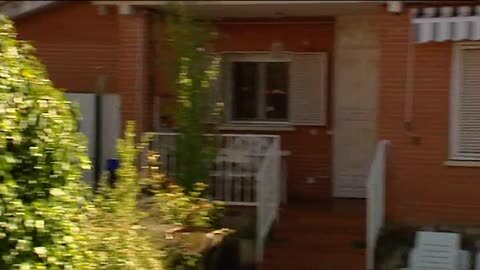 Vivienda en la que tuvo lugar el crimen precintada por la Guardia Civil