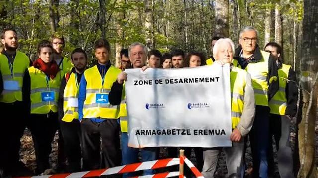 La policía francesa observan las armas encontradas en uno de los zulos