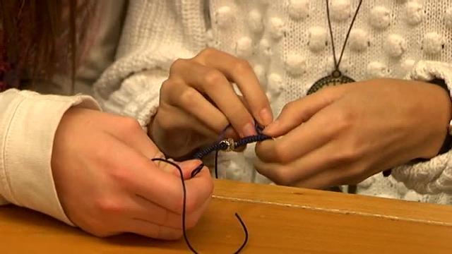 Vídeo: Este es el éxito de las pulseras de Candela contra el Cáncer.