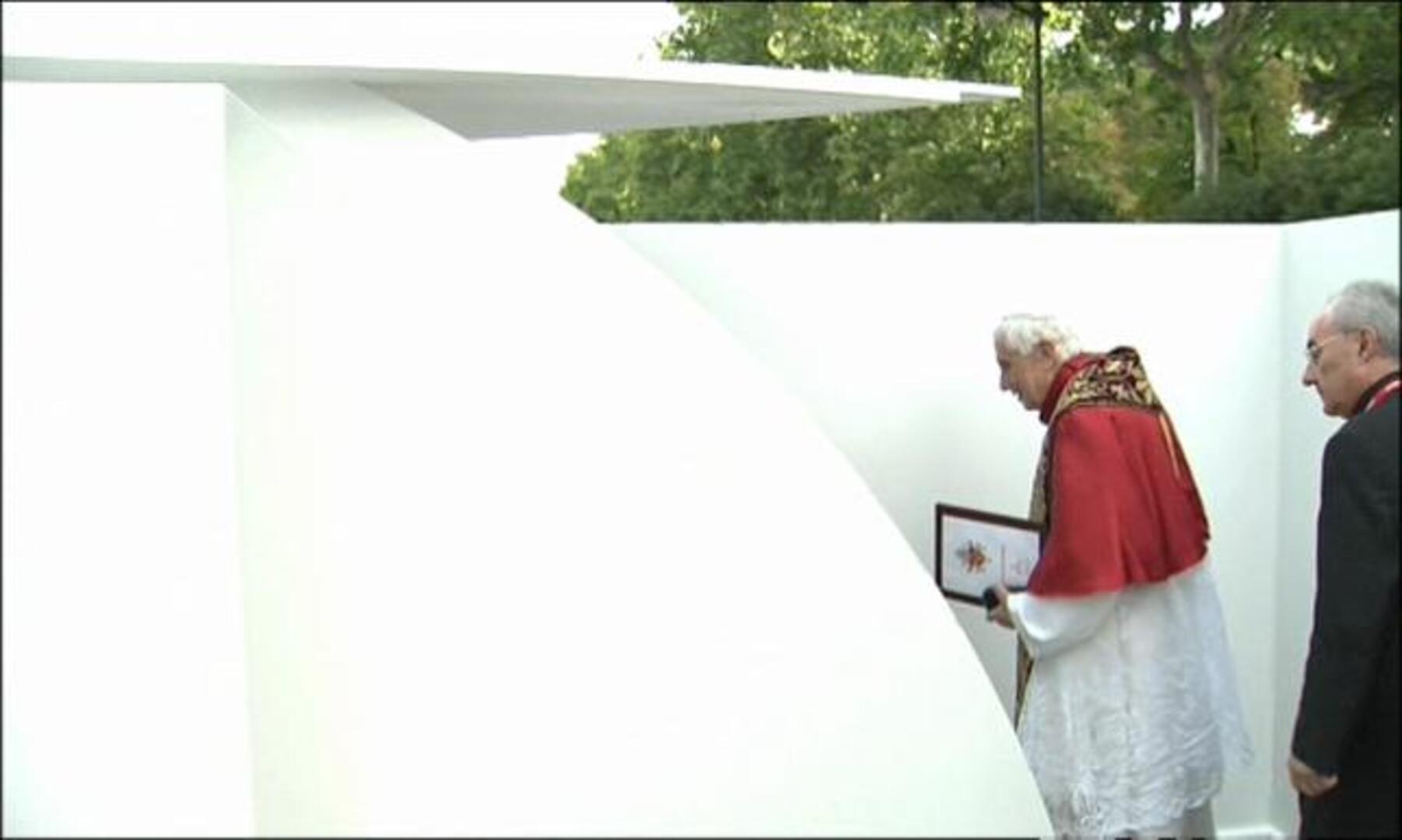 El Papa confiesa a cuatro jóvenes en el Retiro