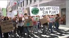 Cientos de jóvenes salen a la calle para pedir medidas contra el cambio climático