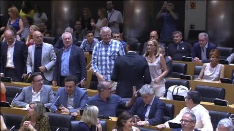 Saludo entre Pedro Sánchez y Antonio Hernando