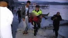 Angustioso rescate de una menor inmigrante a a 50 metros de la costa Griega
