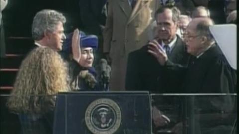 Clinton saluda a sus partidarios en Cincinnati