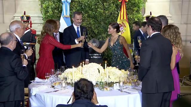Duelo estilístico entre Doña Letizia y Juliana Awada