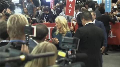 El speaker del Congreso, Paul Ryan (i), muestra la vista de The Mall desde su despacho en Capitol Hill, este jueves en Washington