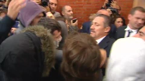 Rosa Díez, frente a los alumnos de la Complutense que protestaron contra ella en 2010