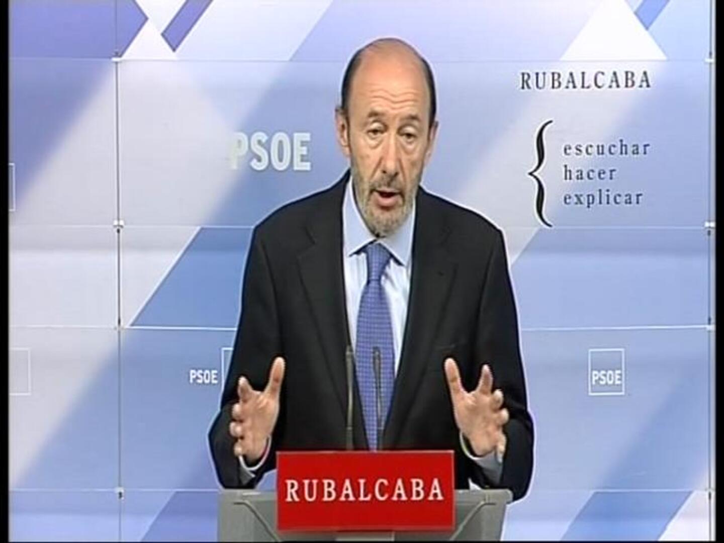 Rubalcaba: «Solo comentaré lo que diga Rajoy cuando deje de ser un enlatado veraniego»
