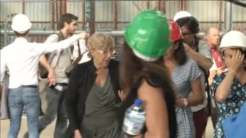 Carmena durante su viaje a Uruguay con el expresidente de Uruguay, José Mujica. | Vídeo: Este lunes, en el campo de refugiados con Ana Hidalgo