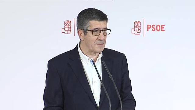 Patxi López, acompañado por su mujer, Begoña Gil, momentos antes de la rueda de prensa