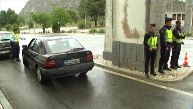 Imagen de una niña arrodillada esta mañana en el Santuario de Fátima