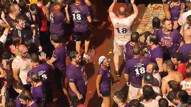 La Tomatina tiñe de rojo Buñol con 145.000 kilos de tomate