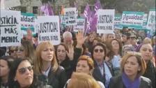 Miles de personas se concentran ante el Parlamento andaluz