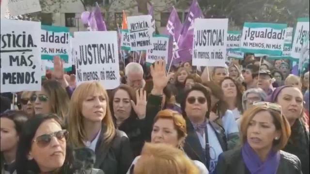 Miles de personas se concentran ante el Parlamento andaluz