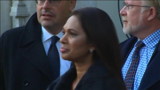 Un hombre con una bandera de la Unión Europea en el centro de Londres